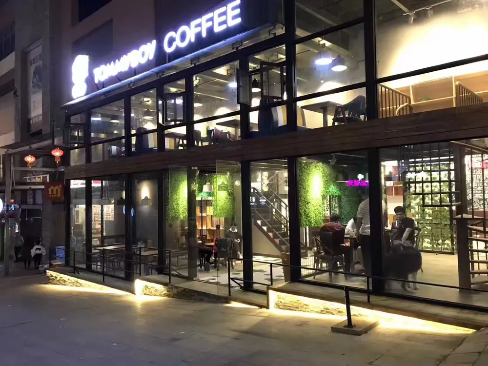 汤米男孩夜间门店实景