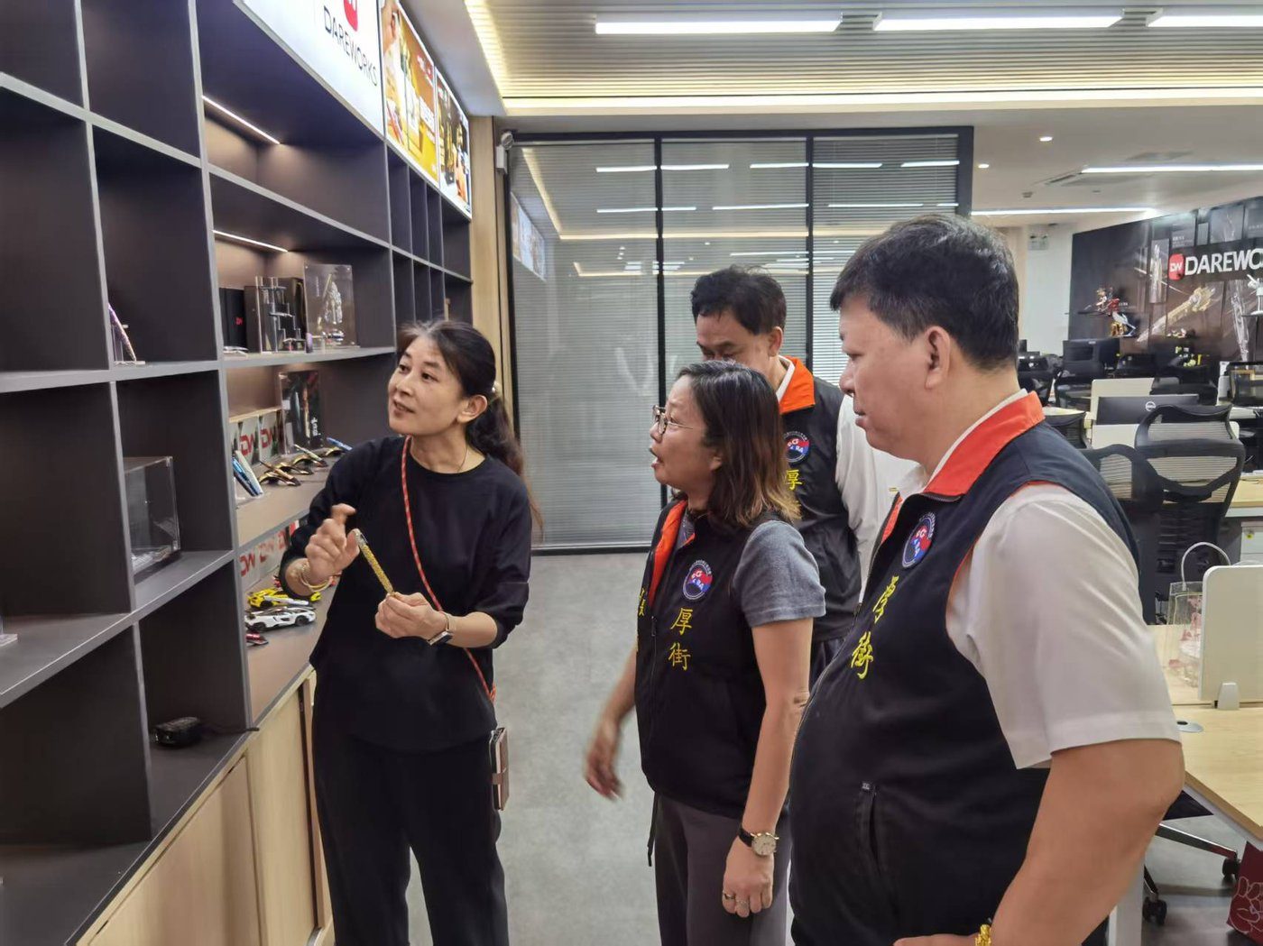 协会一行参观企业产品展示区