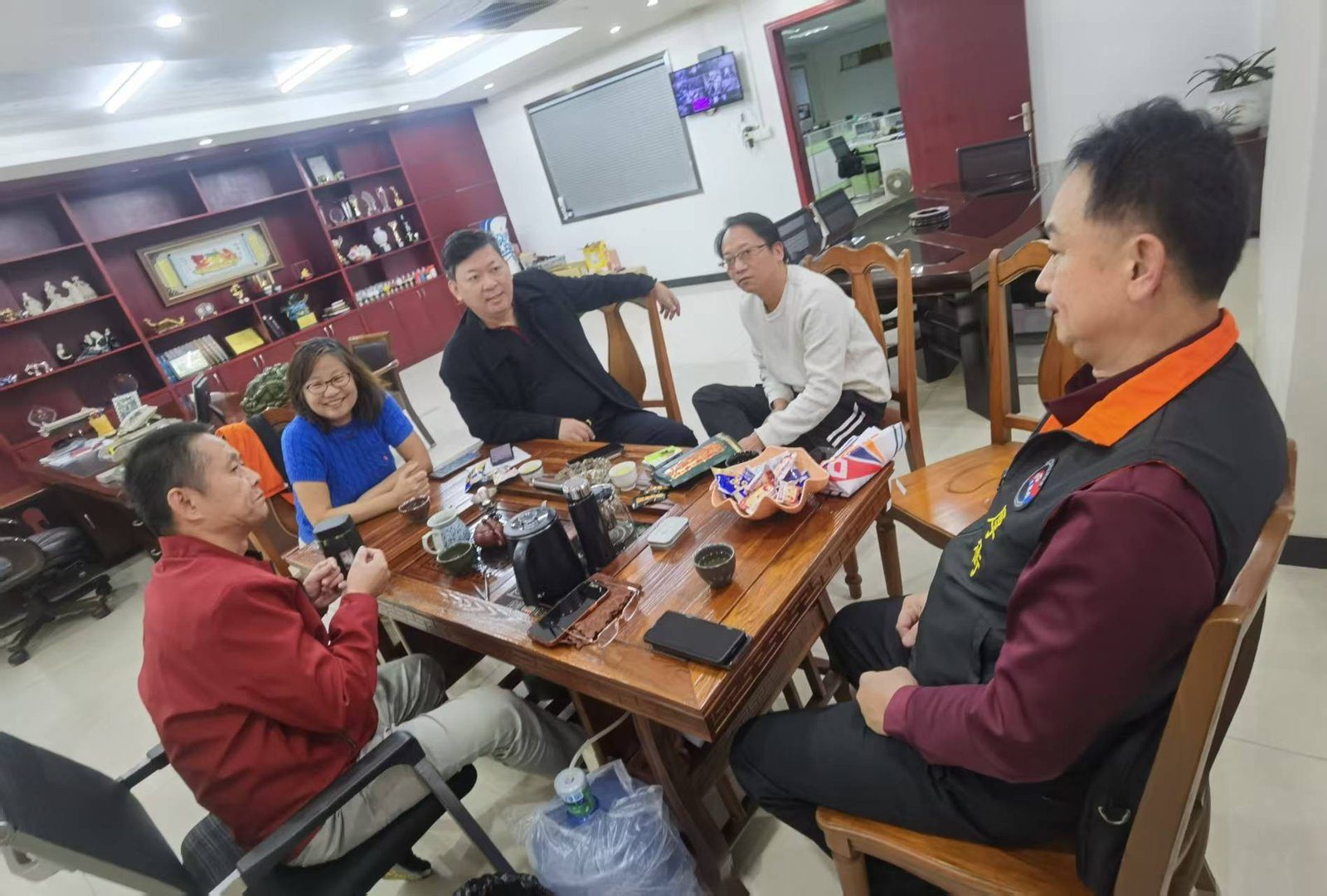 协会一行与台钢塑胶机械厂负责人座谈交流